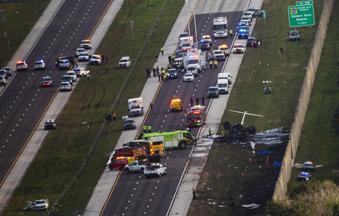 مصرع شخصين بعد محاولة طائرة صغيرة الهبوط الاضطراري على طريق سريع في ولاية فلوريدا (صور)