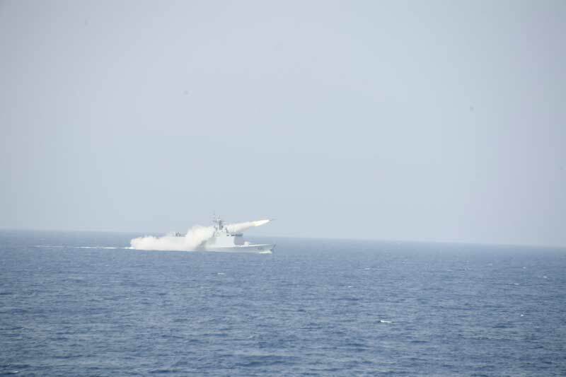 بالصور.. الجيش الجزائري يجري مناورات بحرية شملت إطلاق صواريخ من السفن بالواجهة الغربية للبلاد