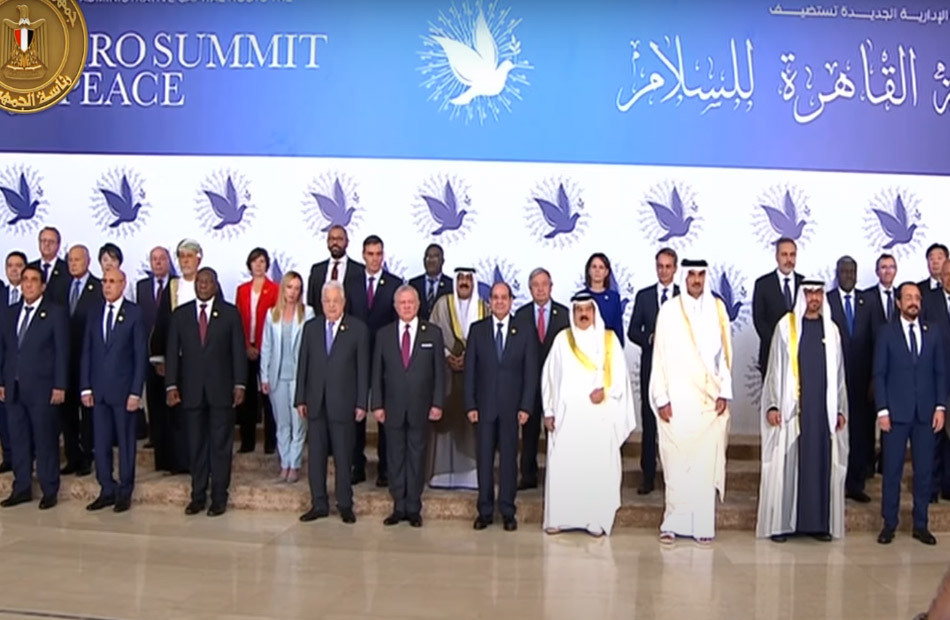 أمير قطر يصل إلى مصر والسيسي يلتقط صورة تذكارية مع زعماء العالم