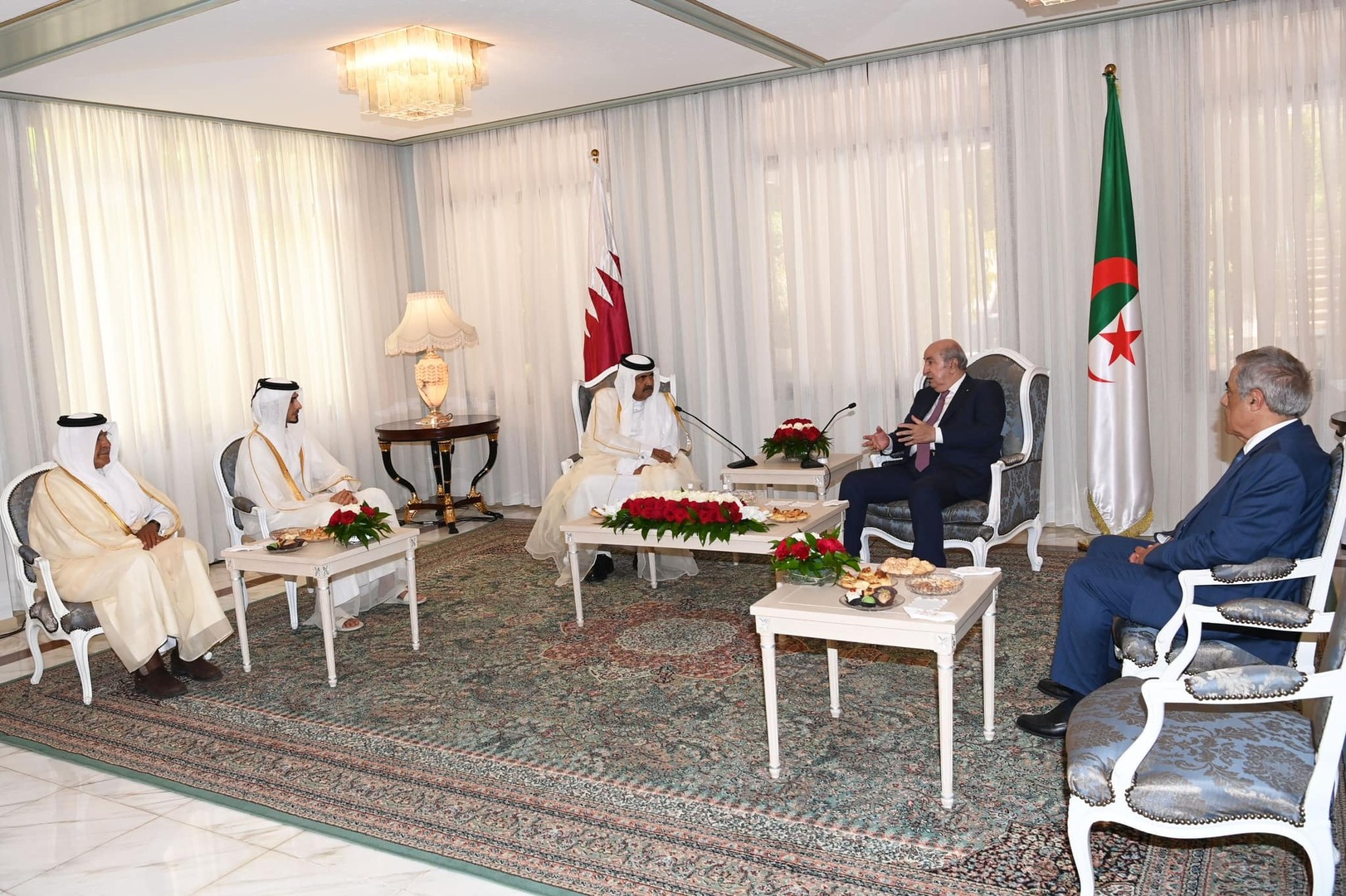 الرئيس الجزائري يستقبل الشيخ حمد بن خليفة آل ثاني (صور + فيديو)