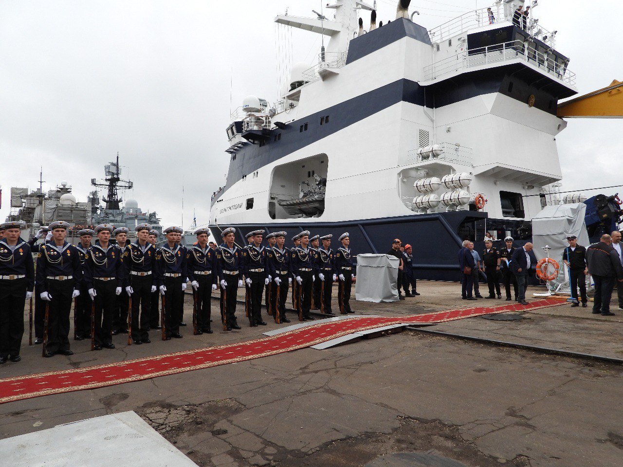 روسيا ترفع علم البحرية على سفينة أبحاث جديدة