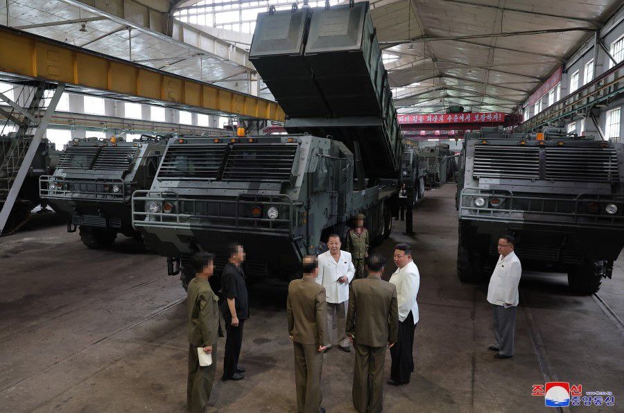 زعيم كوريا الشمالية يزور مصانع عسكرية رئيسية ويشجع على تحسين القدرة الإنتاجية (صور)