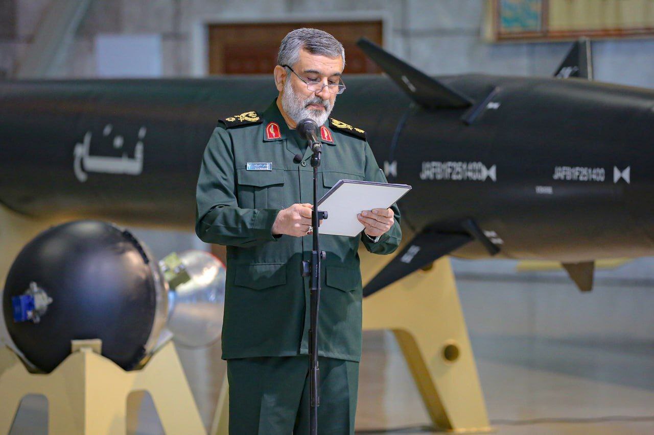 الحرس الثوري الإيراني يزيح الستار عن صاروخ فتاح 2 الفرط صوتي لأول مرة (صور)