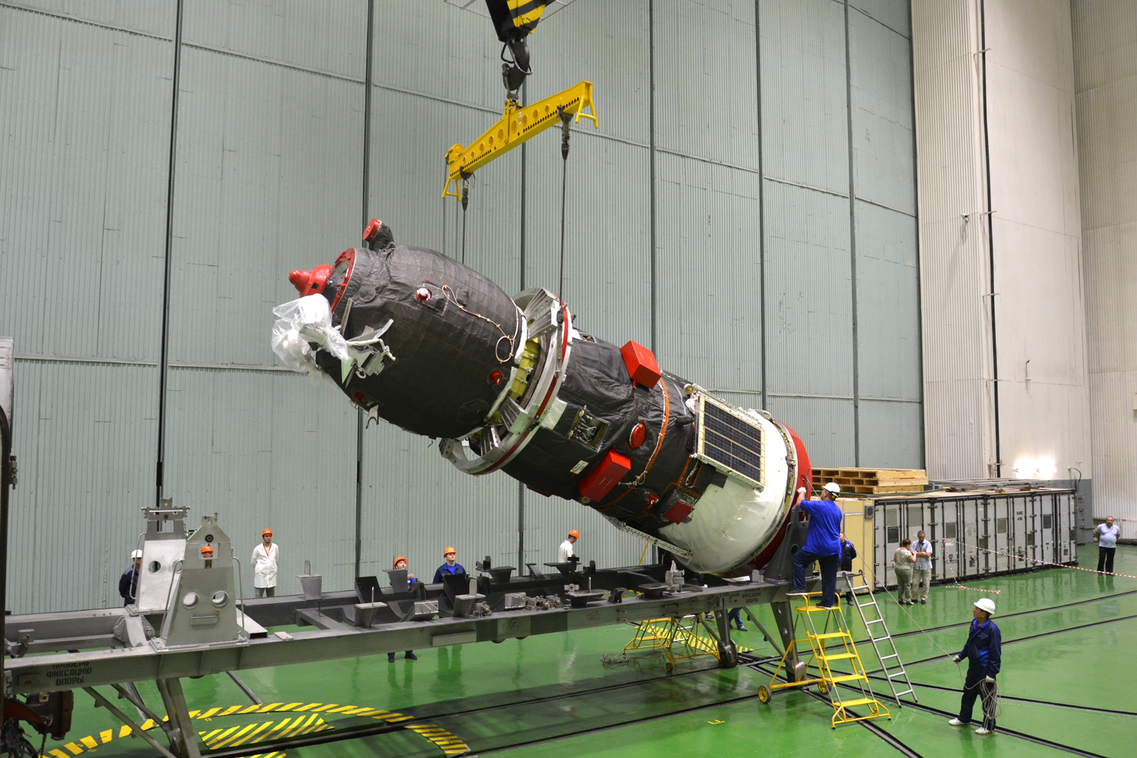 روسيا ترسل إمدادات وهدايا لرواد المحطة الفضائية الشهر الجاري
