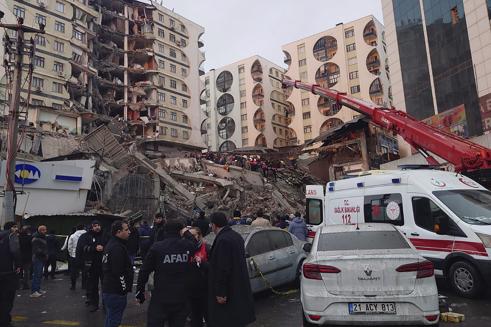 فيديوهات وصور تلخص مشهد الكارثة في تركيا وسوريا جراء الزلزل المدمر