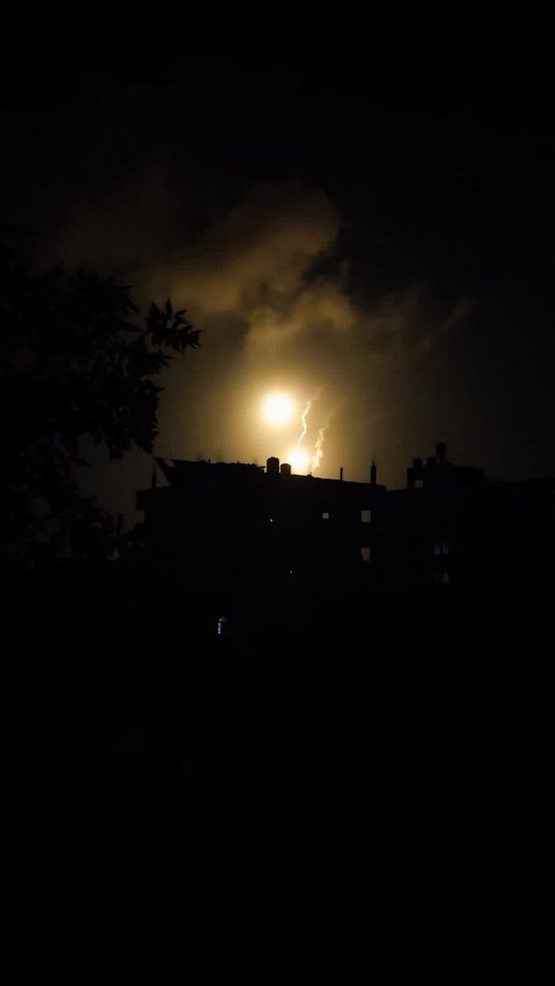 مراسل RT: الجيش الإسرائيلي يلقي قنابل ضوئية بشكل مكثف شمال مخيم النصيرات وسط غزة (صور + فيديو)