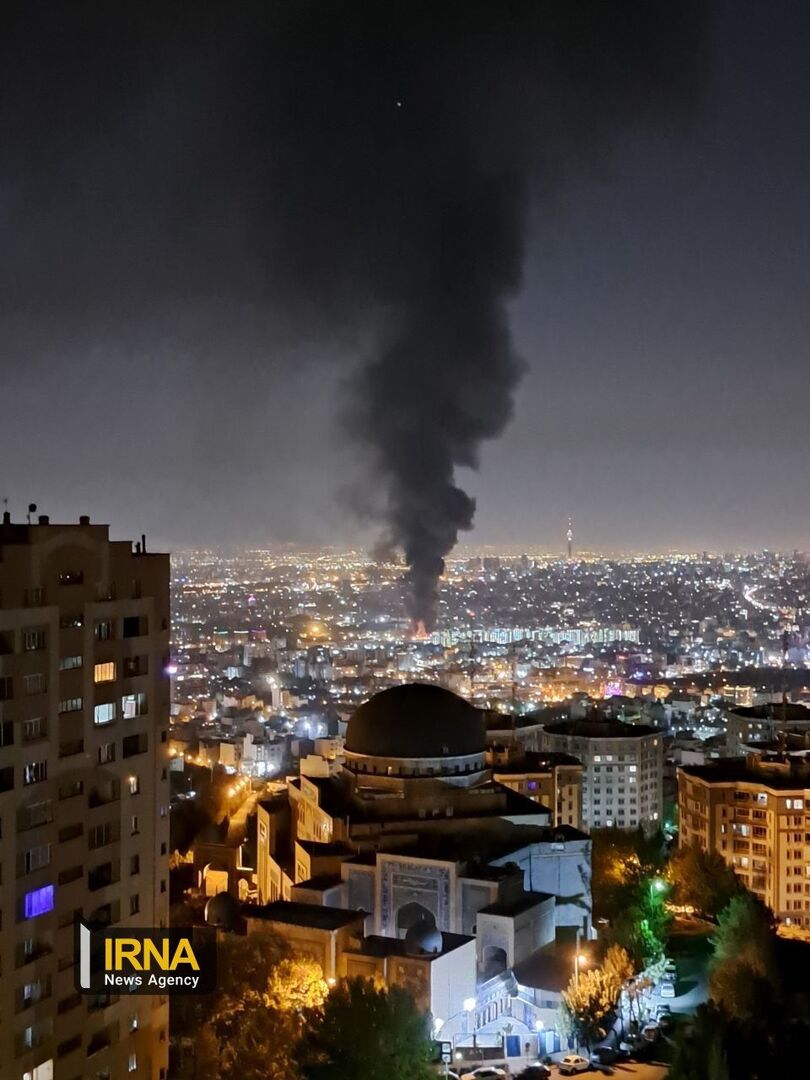 اندلاع حريق في أحد مستودعات صناعة البطاريات شمال شرقي طهران (صور)