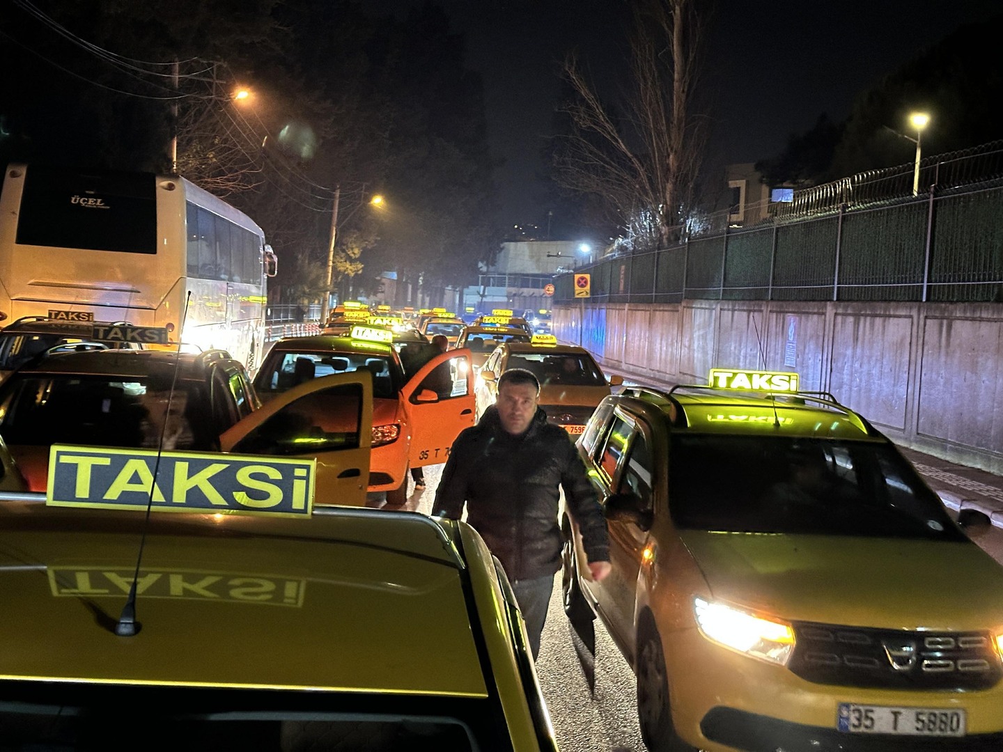 250 سيارة أجرة رافقت جثمانه.. نهاية حزينة لسائق تركي قرر مساعدة شاب في الشارع (صور+ فيديو)