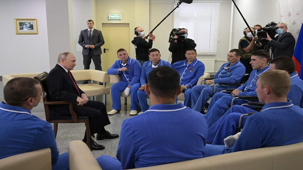 بوتين يتفقد الجنود المصابين في أحد المستشفيات ويقلدهم أوسمة الشجاعة (فيديو + صورة)