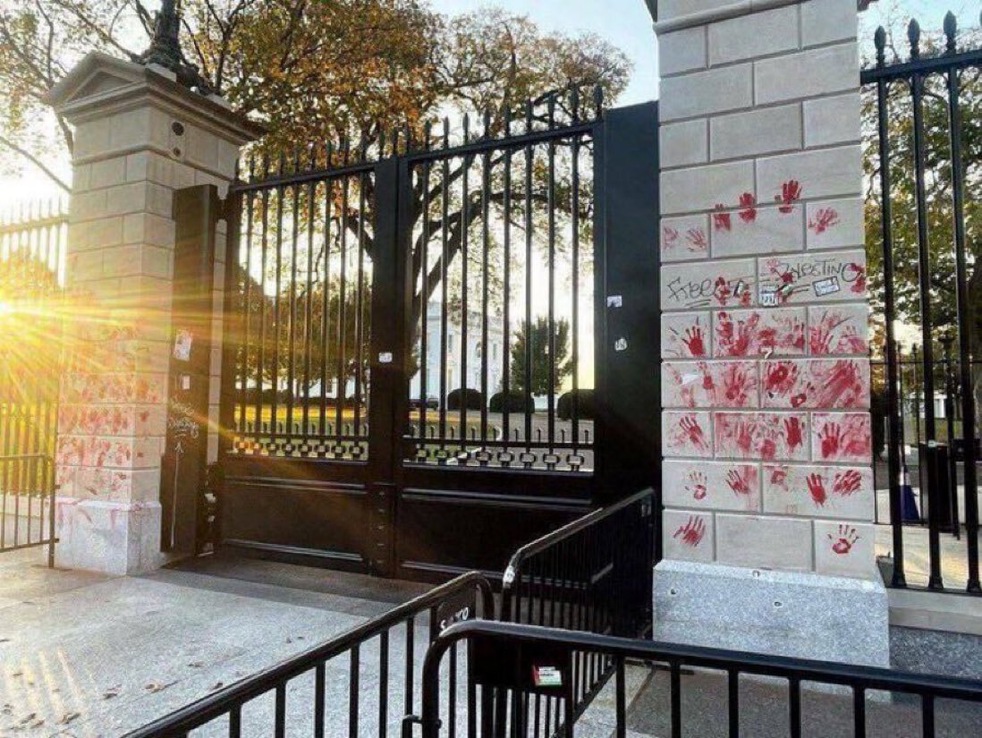متظاهرون يطبعون بصمات يد باللون الأحمر على بوابة البيت الأبيض (صور + فيديو)