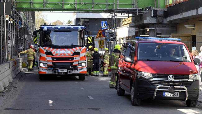 معظم المصابين من الأطفال.. انهيار جسر للمشاة في فنلندا (صور)