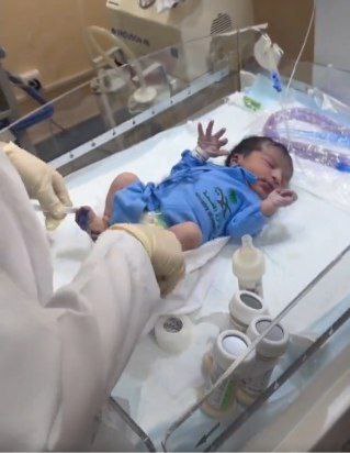 أول مولود على جبل عرفات بالسعودية لهذا العام.. وهذه جنسيته! (فيديو)