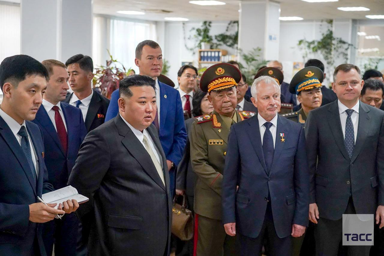 مشاهد من زيارة كيم جونغ أون إلى مصنع لأقوى المقاتلات الروسية (فيديو وصور)