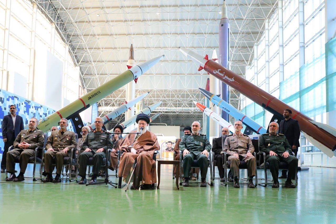 الحرس الثوري الإيراني يزيح الستار عن صاروخ فتاح 2 الفرط صوتي لأول مرة (صور)