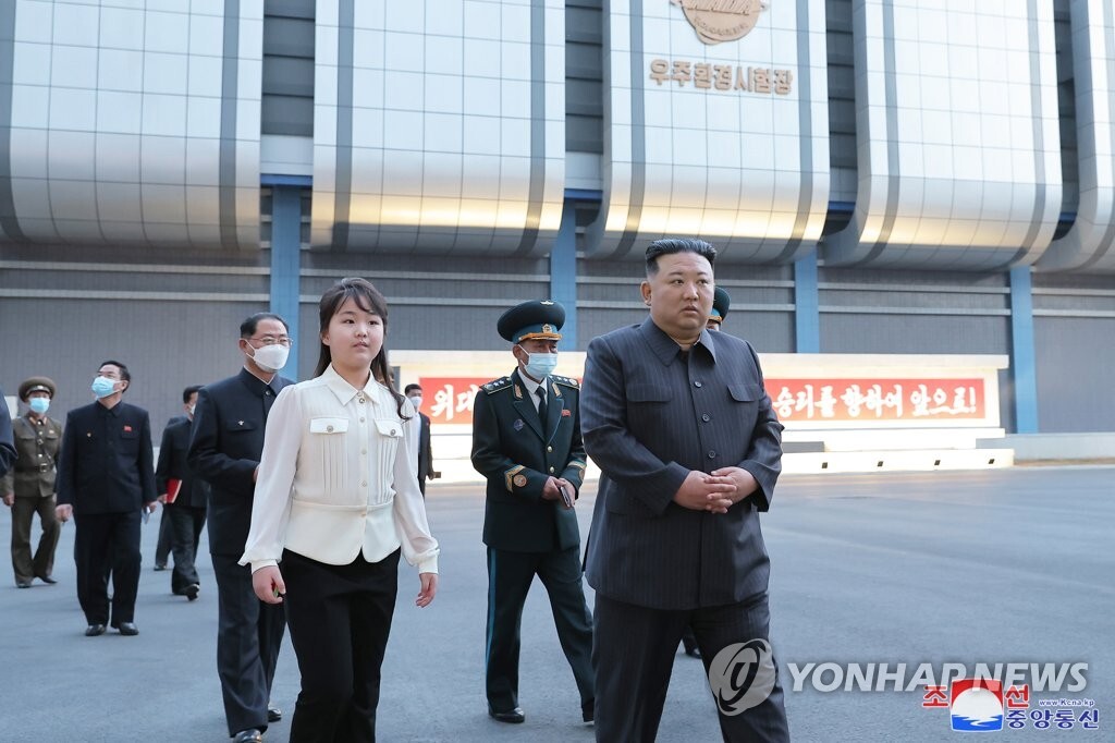 كوريا الجنوبية تعلق على أسباب تعمد الزعيم كيم اصطحاب ابنته في المناسبات العسكرية (صور)