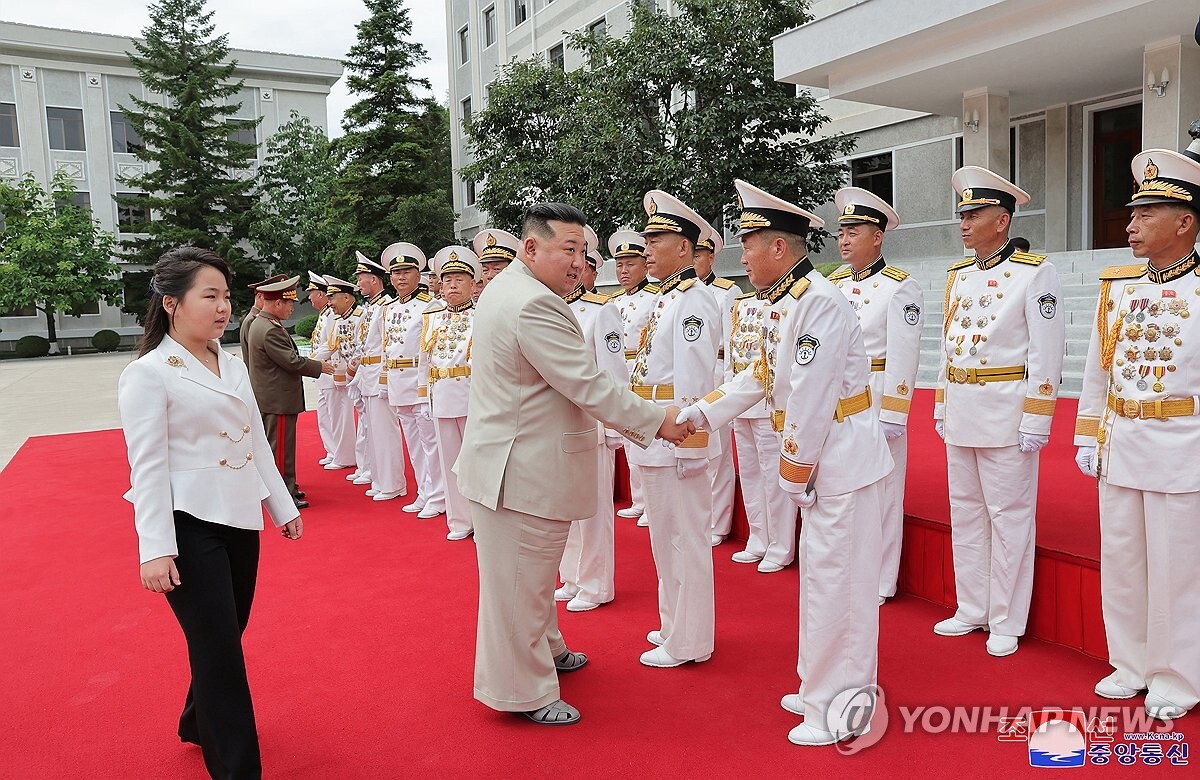 كوريا الجنوبية تعلق على أسباب تعمد الزعيم كيم اصطحاب ابنته في المناسبات العسكرية (صور)