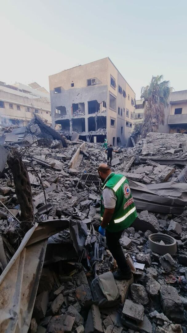 أطقم الخدمات الطبية تتفقد أنقاض منزل بعد القصف وسط قطاع غزة (صور)