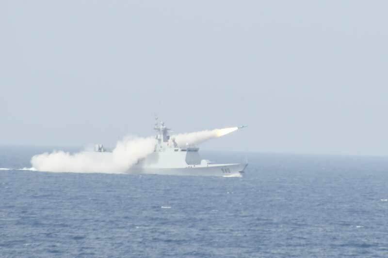بالصور.. الجيش الجزائري يجري مناورات بحرية شملت إطلاق صواريخ من السفن بالواجهة الغربية للبلاد
