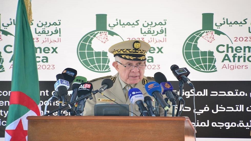 رئيس أركان الجيش الجزائري يحذر من امتلاك جماعات إرهابية مواد كيميائية ويدعو لحظر أسلحة الدمار الشامل