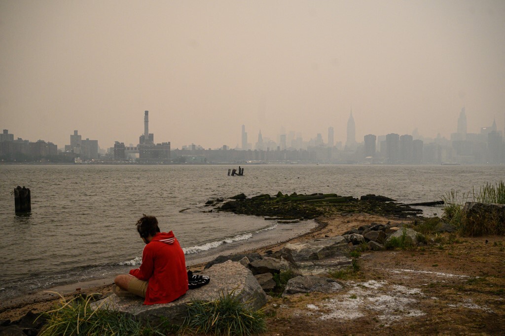 حرائق الغابات في كندا تؤدي إلى تدهور جودة الهواء في نيويورك وتحول القمر إلى اللون الأحمر (صور)