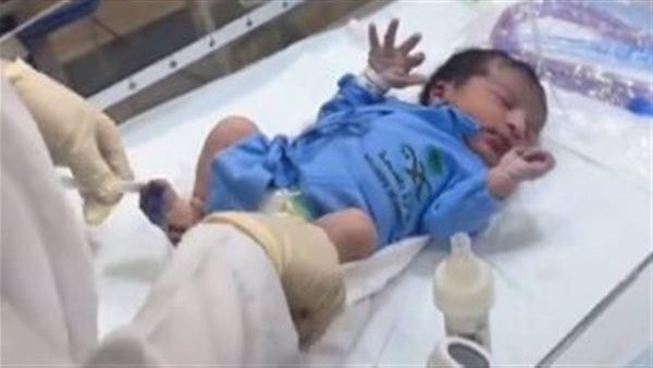 أول مولود على جبل عرفات بالسعودية لهذا العام.. وهذه جنسيته! (فيديو)