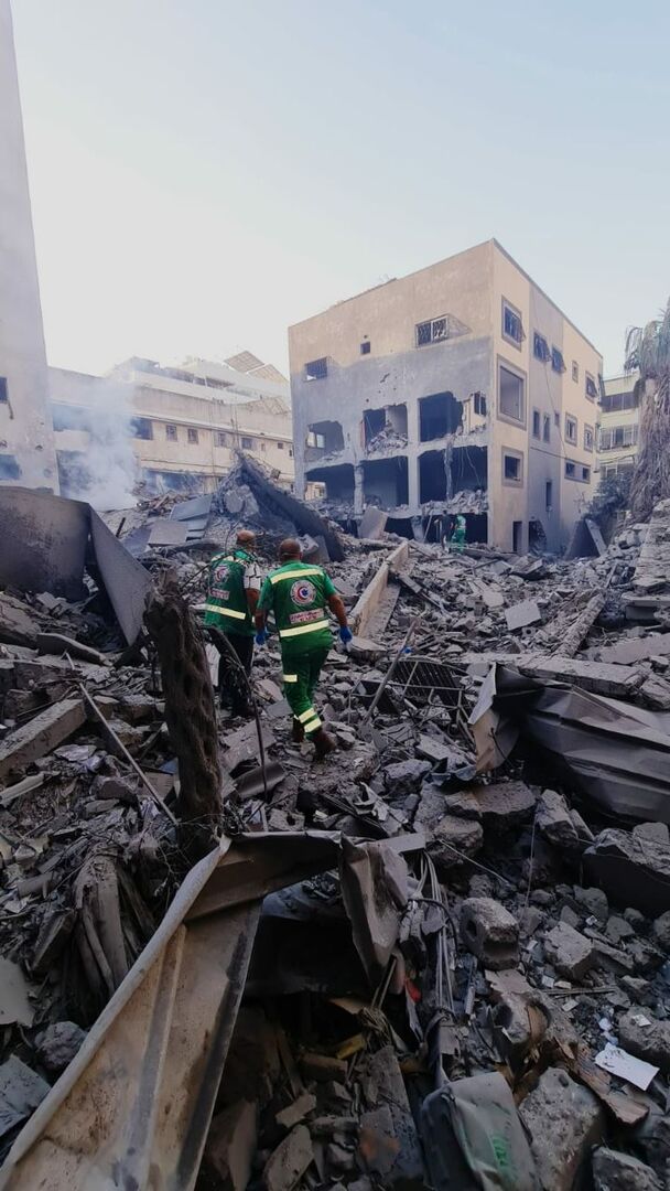 أطقم الخدمات الطبية تتفقد أنقاض منزل بعد القصف وسط قطاع غزة (صور)